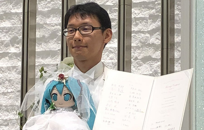 Chàng trai người Nhật kết hôn với ca sĩ ảo Hatsune Miku