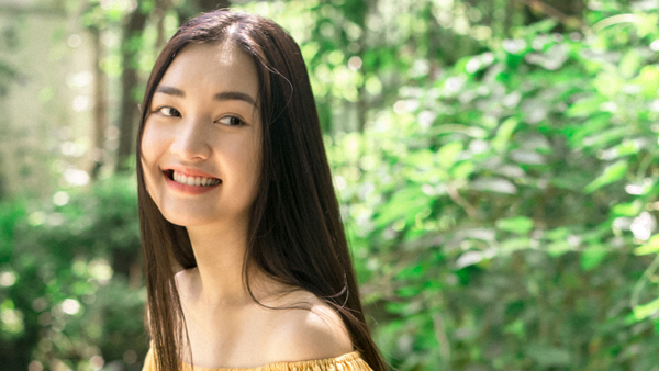 Hoa khôi Ngọc Trân khoe vẻ tinh khôi trong khu vườn yên tĩnh