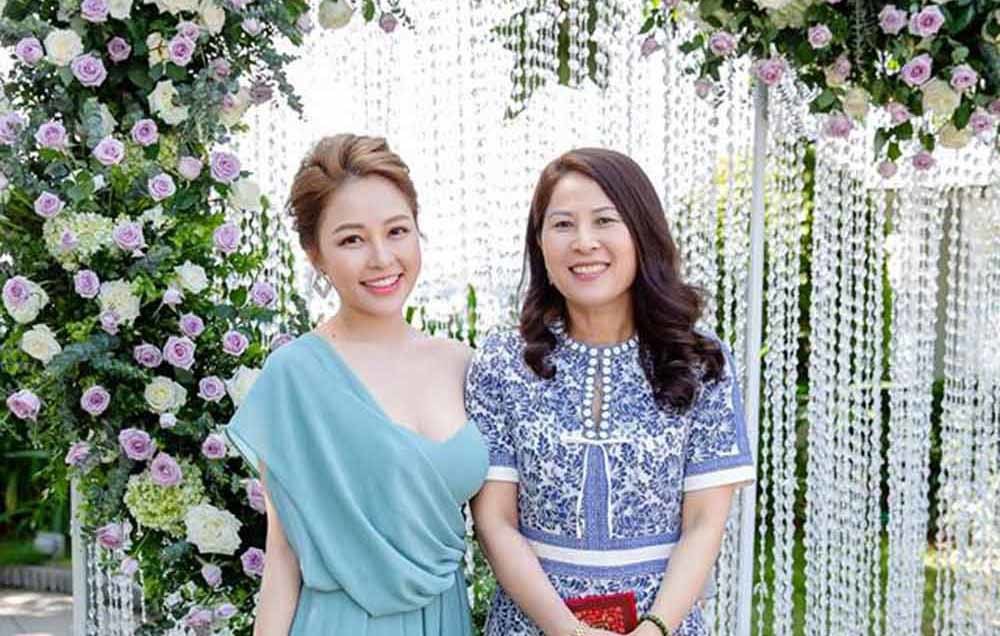 Hot girl Trâm Anh lần đầu tiên khoe mẹ trẻ trung, sành điệu