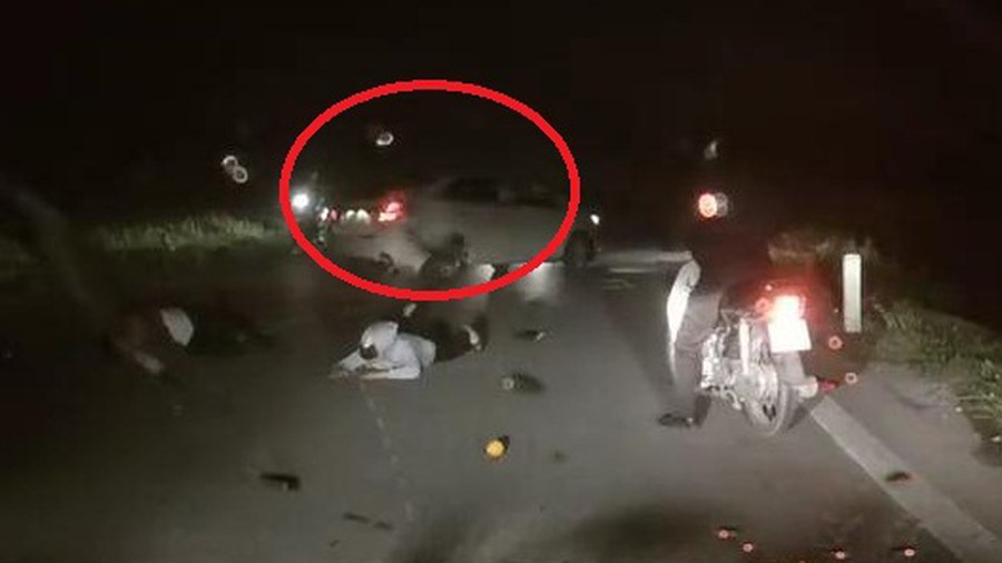 Ô tô đâm văng xe máy rồi quay đầu bỏ chạy gây phẫn nộ