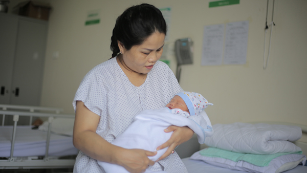 Bé trai chào đời cùng khối u lớn bất thường của người mẹ