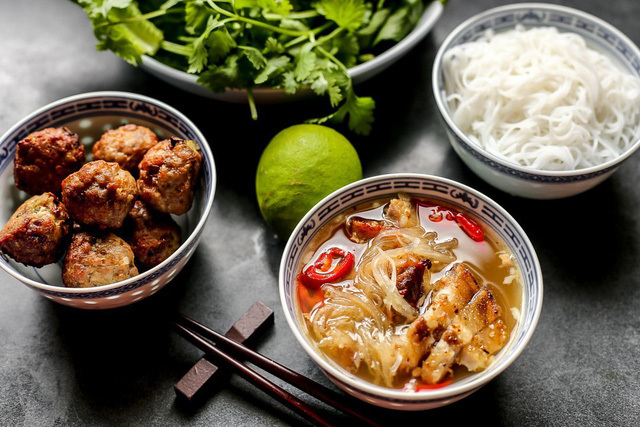 Những món ăn bán đầy vỉa hè Việt bất ngờ “nổi danh” trên báo Tây