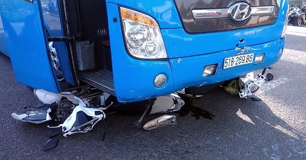 Xe giường nằm tông hàng loạt xe máy, 5 người bị thương