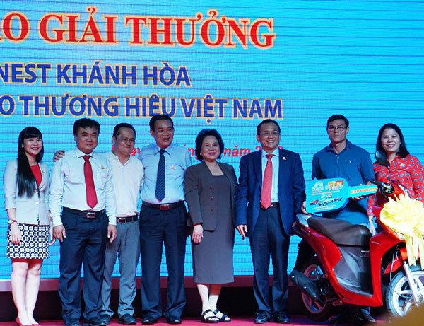 Sanest Khánh Hòa tặng xe máy, tivi cho khách hàng trúng thưởng