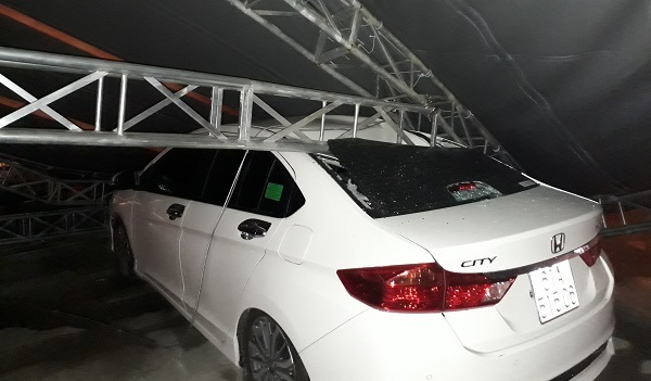 Khung sắt hàng tấn đổ sập, nhiều người may mắn thoát chết