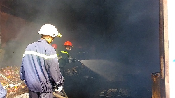 Cháy nhà kho ven quốc lộ Sài Gòn, nhiều tài sản bị thiêu rụi