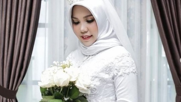 Vị hôn thê của nạn nhân máy bay Indonesia chụp ảnh cưới một mình