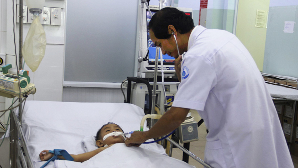 2 bé trai miền Tây mắc chân tay miệng cấp độ 4 được cứu sống