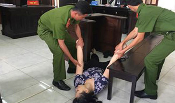 Bảo mẫu tát bé gái lệch má ngất xỉu khi toà tuyên án
