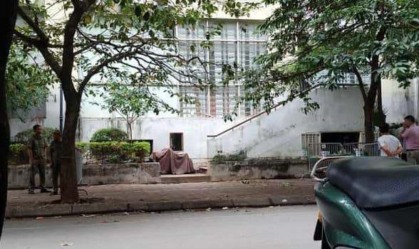 Bé trai 5 tuổi rơi từ tầng 7 chung cư Hà Nội xuống đất