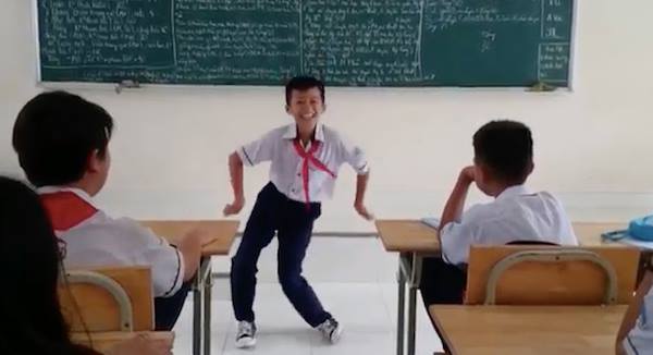 Bị cô giáo phạt, học sinh nhảy sành điệu như vũ công