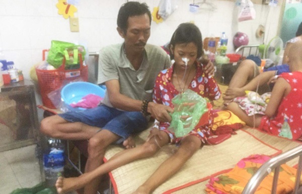 Hở van tim, cha nghèo vẫn gắng bán vé số lo cứu con mắc bệnh ung thư