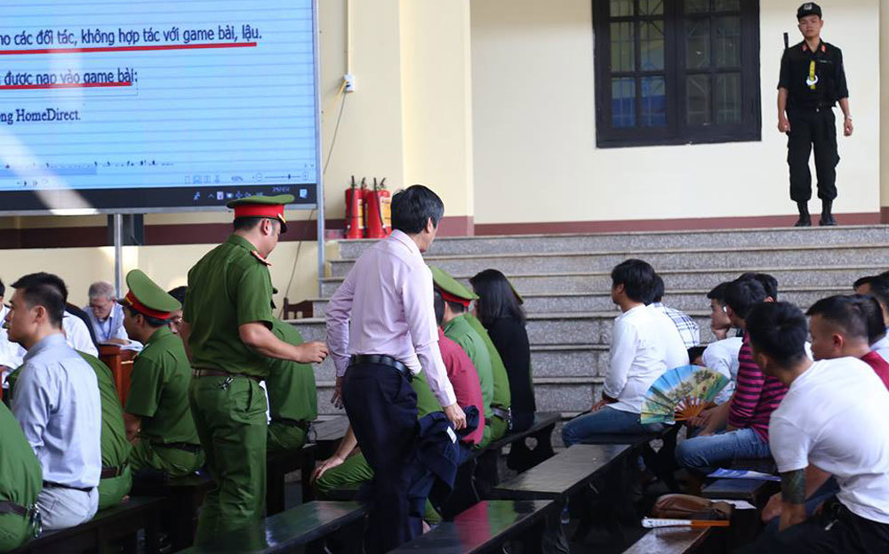 4 ngày hầu tòa, bị cáo Phan Văn Vĩnh, Nguyễn Thanh Hóa liên tục vào phòng y tế