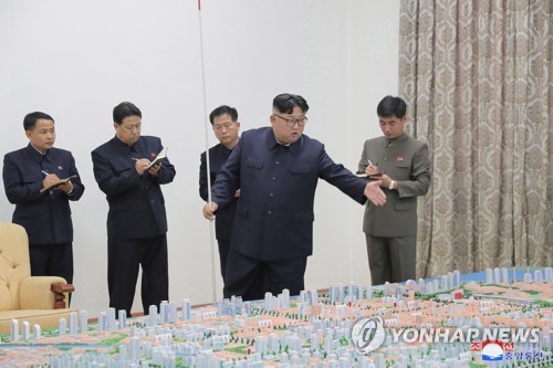 Kim Jong Un chia 200 tấn quýt Hàn Quốc tặng cho những ai?