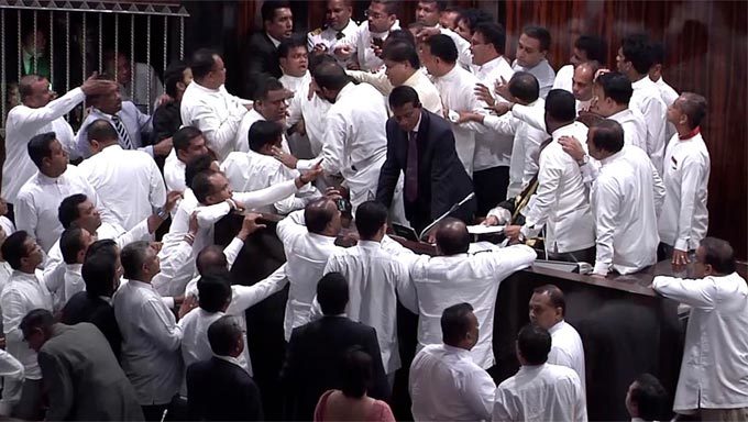 Nghị sĩ Sri Lanka ẩu đả giữa phiên họp quốc hội
