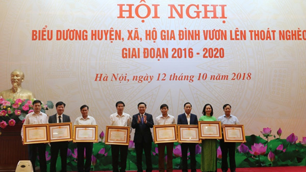 Tôn vinh 8 huyện, 35 xã thoát nghèo