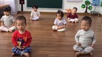 6 bé ngồi thiền "đốn tim" dân mạng