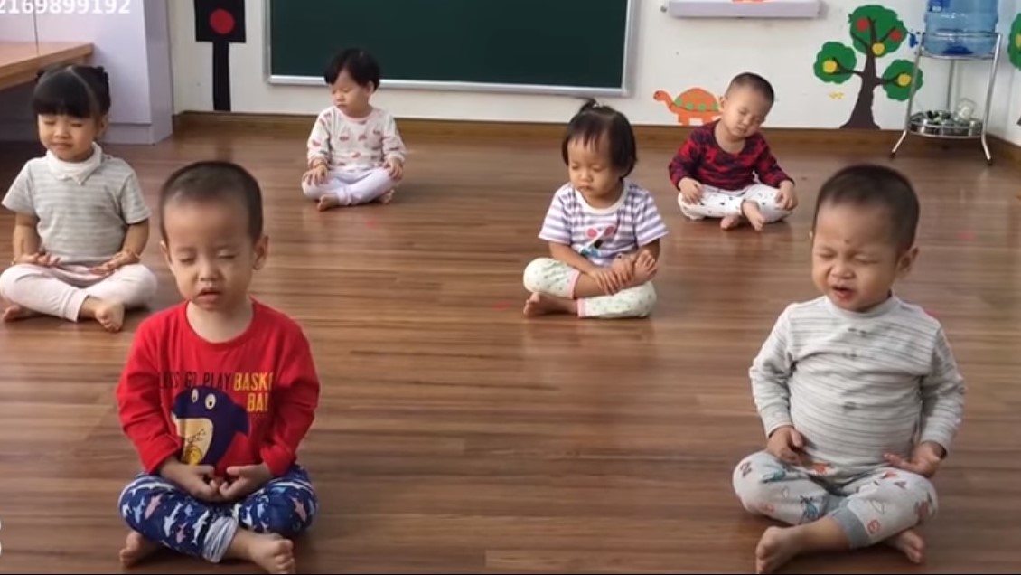 6 bé ngồi thiền 