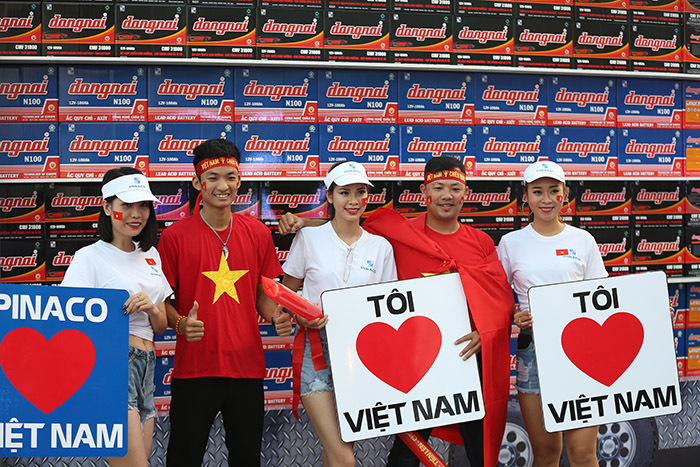 Fan nữ khoe sắc, cựu danh thủ Roberto Carlos ngỡ ngàng