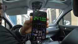 Từ chối trả 7 triệu tiền taxi cặp du khách nước ngoài bị tài xế nhốt trong xe Từ chối trả 7 triệu tiền taxi cặp du khách nước ngoài bị tài xế nhốt trong xe