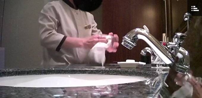 Hãi quá: Nhân viên khách sạn 5 sao dùng khăn chùi bồn cầu lau cốc