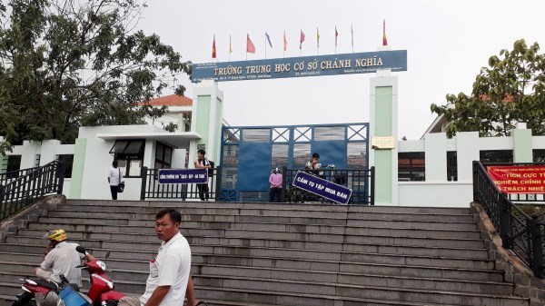 Học sinh lớp 6 rơi từ tầng hai của trường học xuống đất