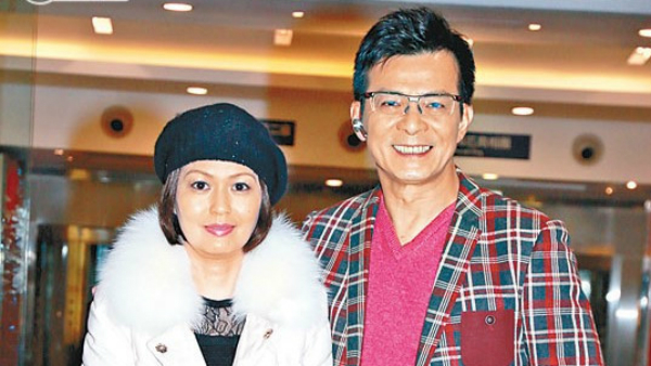 Tài tử Huỳnh Nhật Hoa tiều tụy chăm sóc vợ tái phát ung thư