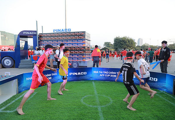 Dàn hot girl cùng Pinaco cổ vũ đội tuyển bóng đá Việt Nam