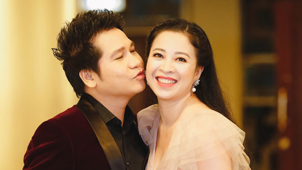 Trọng Tấn hôn vợ trước khi lên sân khấu