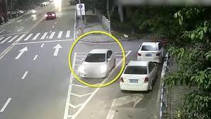 Tài xế quên kéo phanh tay, ô tô lao tự do vun vút trên đường