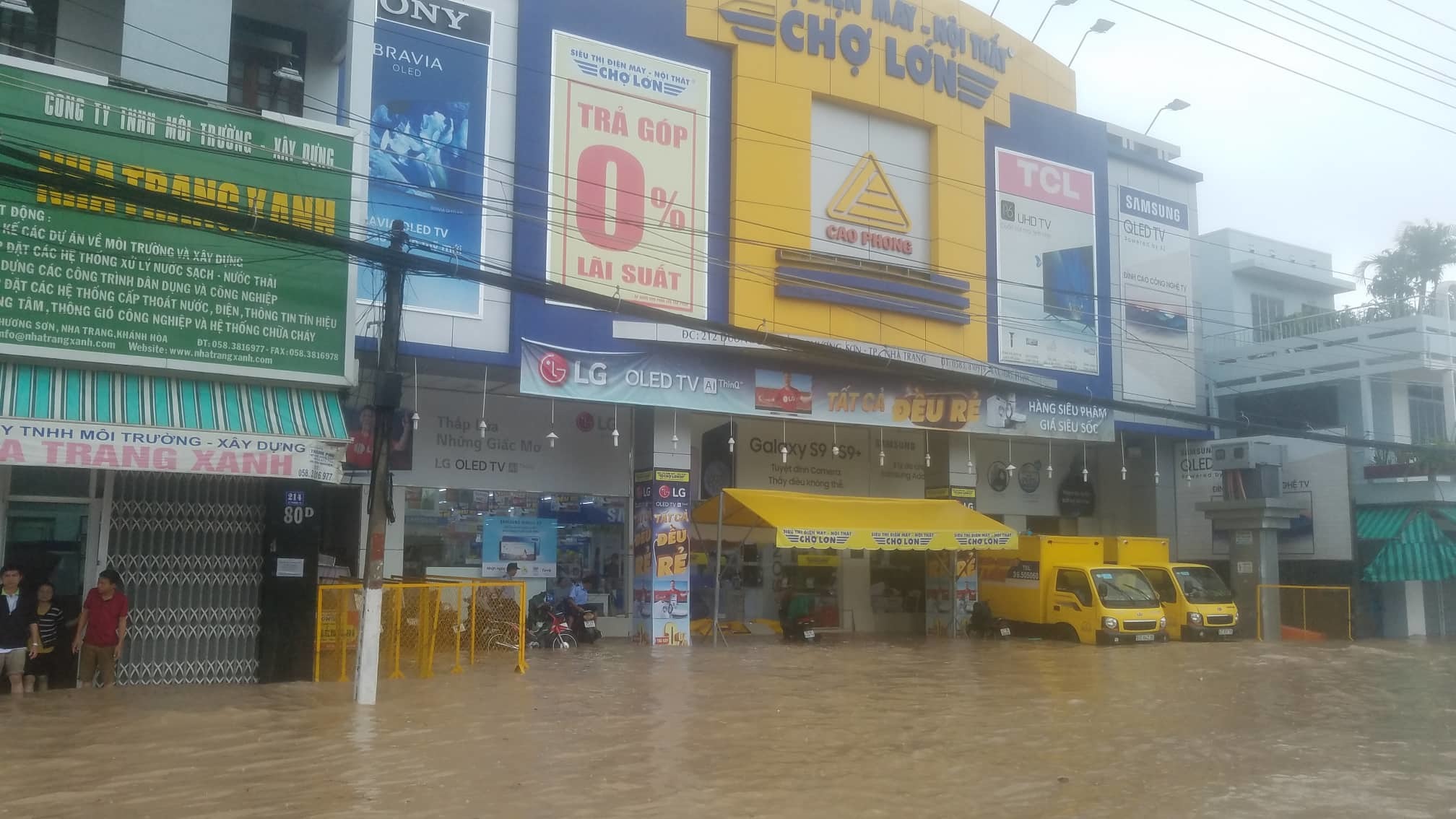Khánh Hòa: Sạt lở, ngập lụt khắp nơi, đường vào sân bay tê liệt