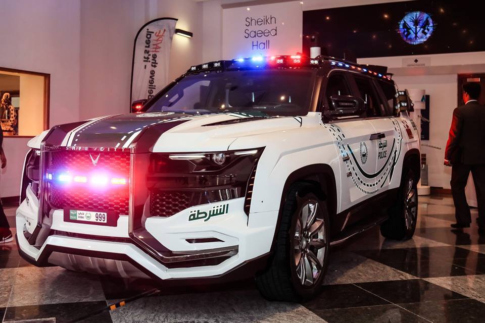 Sướng như cảnh sát giao thông Dubai, siêu xe đi không hết