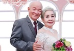 Cụ ông Sài Gòn chải tóc cho người bạn đời trong tiệm áo cưới