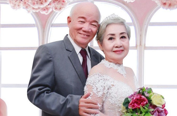 Cụ ông Sài Gòn chải tóc cho người bạn đời trong tiệm áo cưới