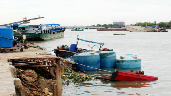 Thuyền chở hàng chục tấn hóa chất chìm trên sông Đồng Nai