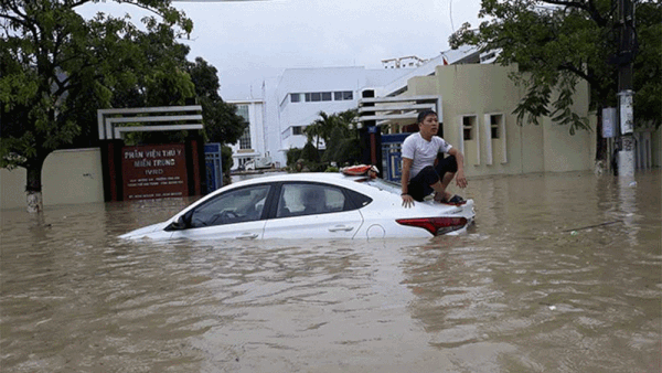 Tragedy in Nha Trang: 12 people died, cars were drowned in seawater "width =" 145 "height =" 101