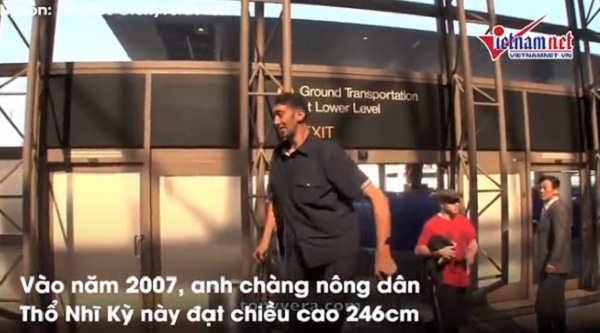 Cuộc sống của người ‘khổng lồ’ cao chạm trần nhà