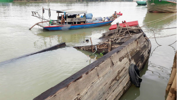 Trục vớt hết 26 tấn axit chìm dưới sông Đồng Nai
