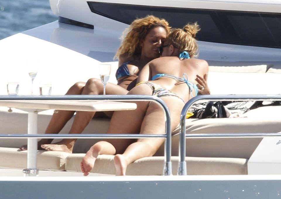 Mel B thừa nhận sex tập thể cùng chồng và nhiều phụ nữ trong 10 năm hôn nhân