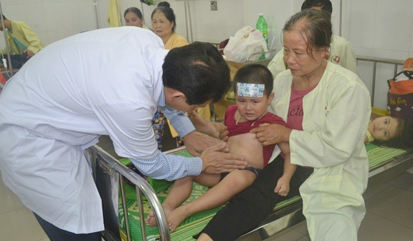 Tìm ra nguyên nhân khiến 225 cô trò ở Hà Nội nhập viện cấp cứu sau bữa liên hoan