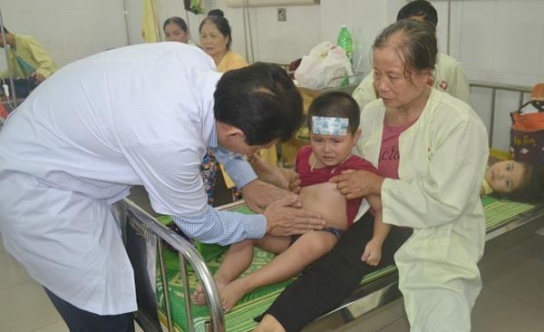 Tìm ra nguyên nhân khiến 225 cô trò ở Hà Nội nhập viện cấp cứu sau bữa liên hoan