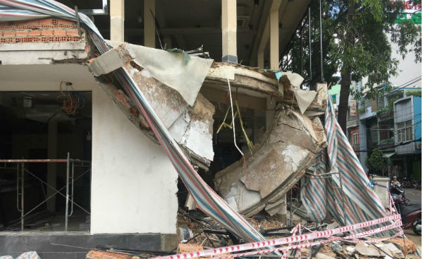 Sập công trình ở Sài Gòn, 2 người bị bê tông vùi lấp, nguy kịch