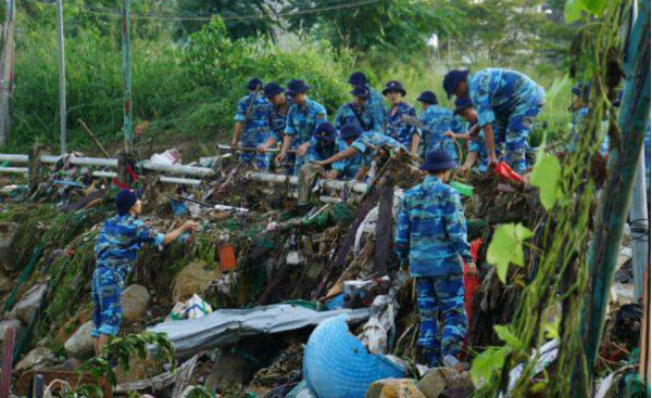Lở núi ở Nha Trang: Đào xới đống đổ nát tìm người thân bị vùi lấp