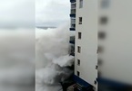 Sóng dữ phá hủy ban công chung cư sát biển