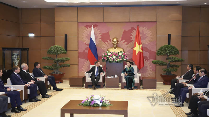 Chủ tịch QH hội kiến Thủ tướng Nga Medvedev