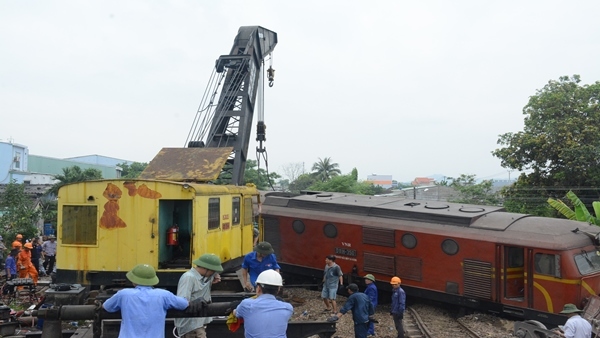 Hai tàu tông nhau, nhiều toa lật nghiêng: Khởi tố lái tàu