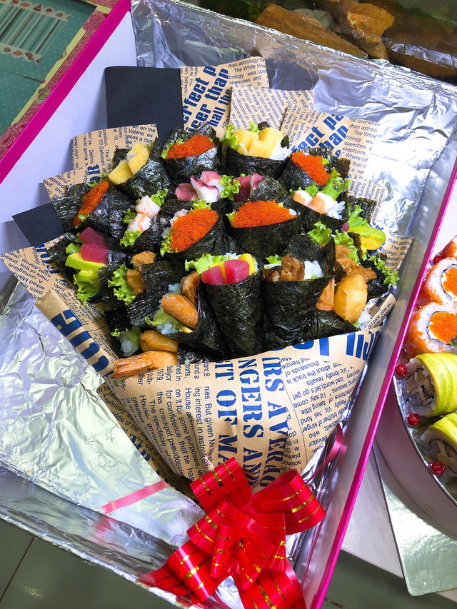 Phụ huynh chi gần chục triệu đồng mua bó hoa sushi tặng giáo viên