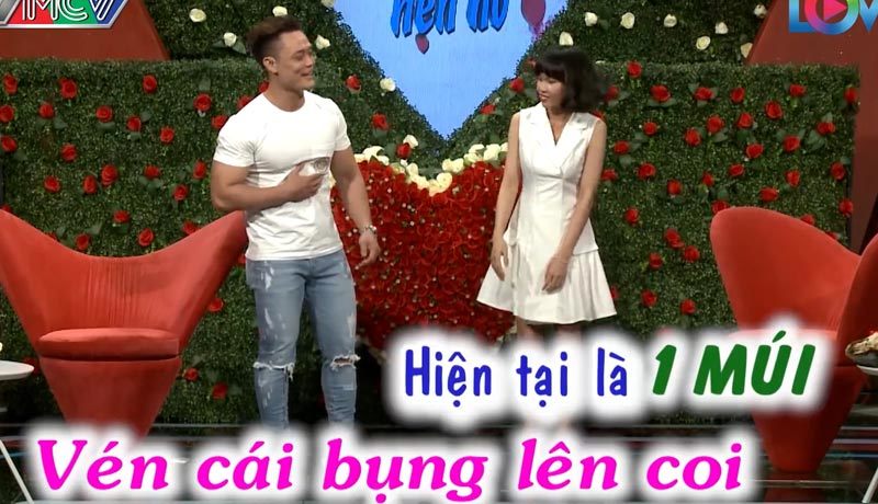 Cô gái lập tức đồng ý sau màn 'lột áo' khoe cơ bụng của bạn trai