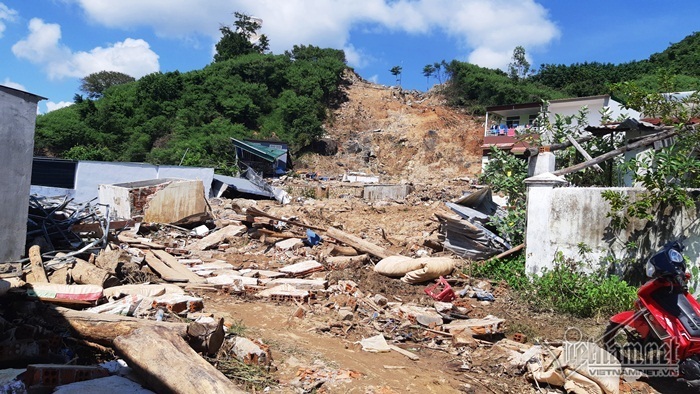 Nha Trang sạt lở: 'Quả bom nước' nổ trên đồi vùi chết cả nhà cô giáo