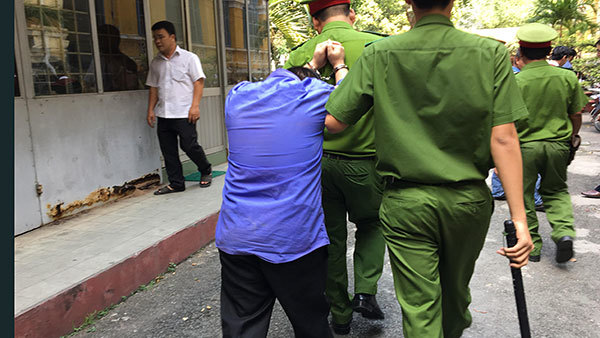 Điên cuồng giết vợ ‘hờ’, lao đầu vào xe tải tự vẫn